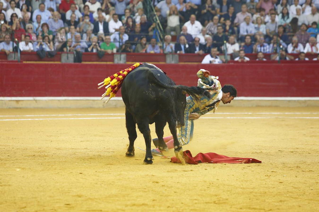 Cornada a Cayetano en Zaragoza: Imágenes del triunfo y la sangre del diestro