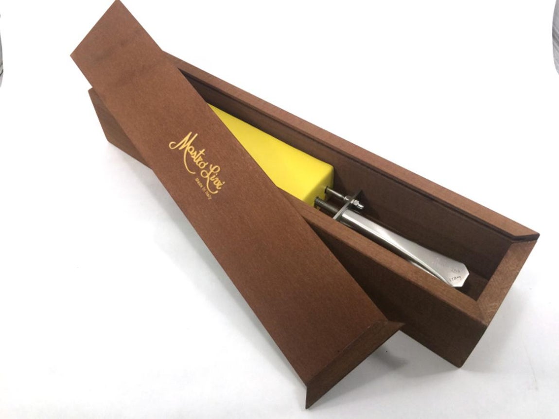 Coramella Telaio Piccola. De nada sirve elegir los mejores materiales para nuestra navaja si su hoja no está bien afilada, un kit de afeitado de caballero no está completo sin un buen afilador. Mestro Livi ofrece el mejor ejemplar, hecha a mano con acero inoxidable y piel, cuesta 122 euros