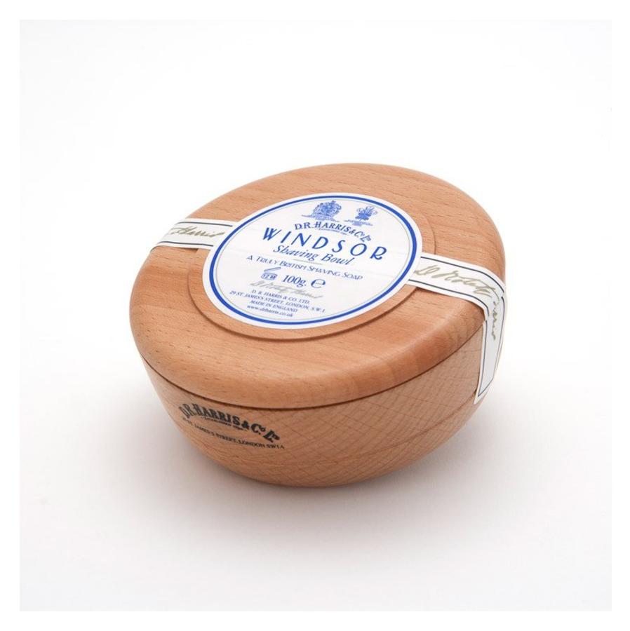 Jabón de afeitar Windsord. Nace en 1790, y es una de las firmas insignia de cosmética masculina. La que fue tradicionalmente marca de confianza de la Familia Real británica ofrece un jabón de afeitar de lo más lujoso: el Windsor. Es exquisito desde su presentación, va dentro de un bol de madera de haya. Para elaborarlo se muele y prepara tres veces, de esta forma la espuma se mantiene más tiempo húmeda para facilitar el afeitado y suavizar la piel. Su aroma cítrico es apropiado para todo un «gentlemann». Precio: 30 euros