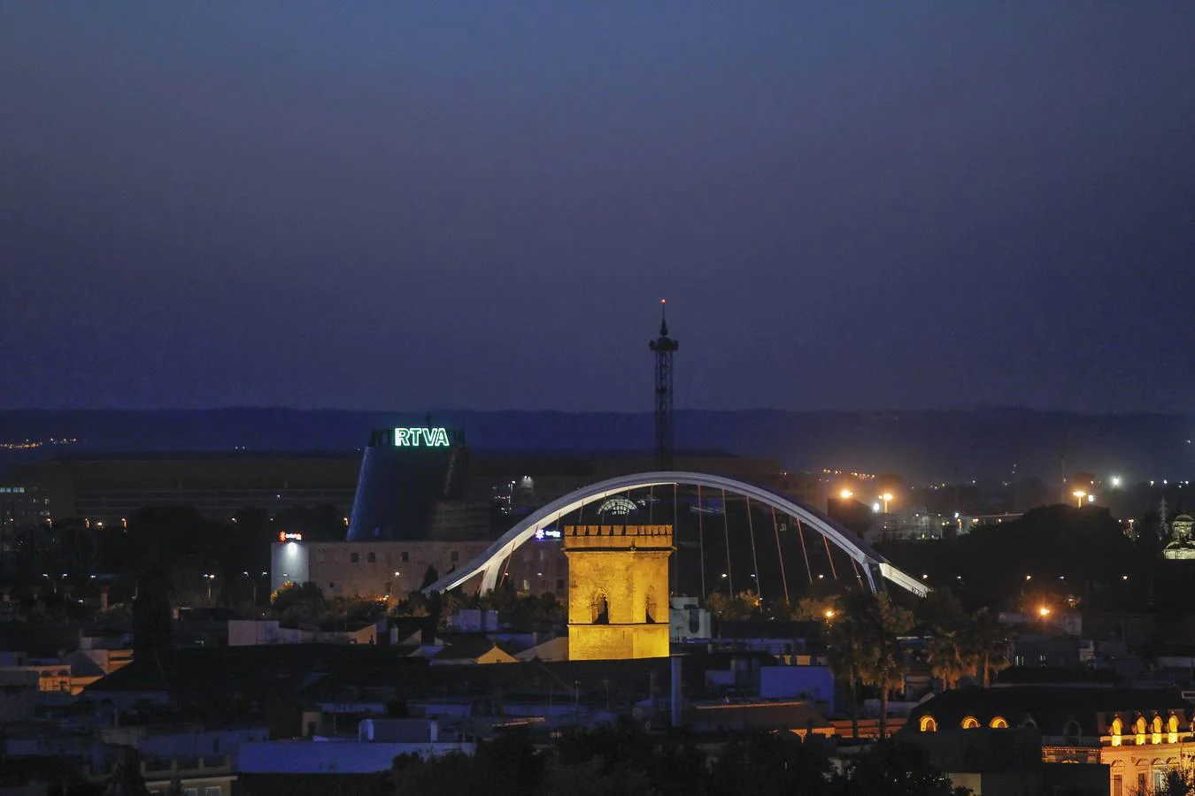 El puente de la Barqueta se funde con La Cartuja y con la iluminada Torre de don Fadrique