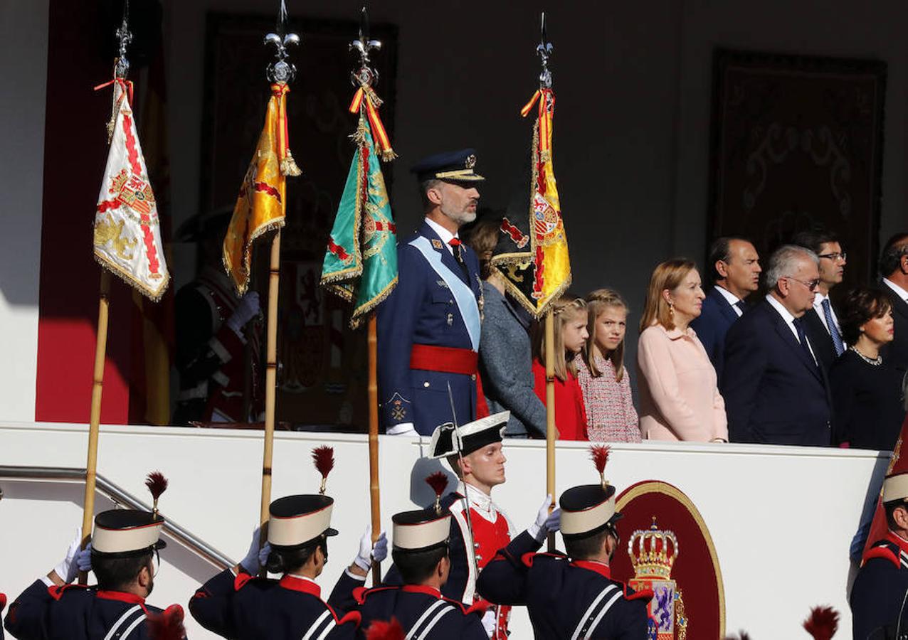 Los Reyes junto a sus hijas, la princesa Leonor y la infanta Sofía, presiden el desfile del Día de la Fiesta Nacional, al que asiste el Gobierno en pleno y la mayoría de líderes políticos (EFE). 