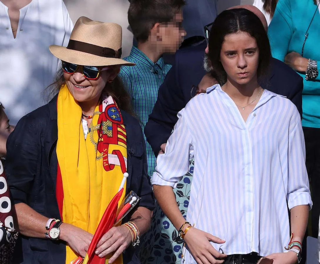 La Infanta Elena, junto a su hija Victoria Federica, durante el desfile del Día de la Fiesta Nacional (EFE). 