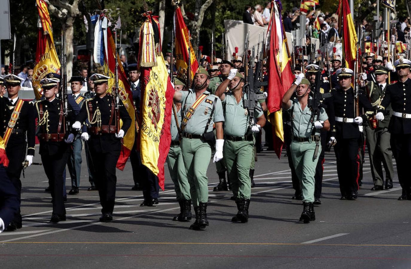 Desfile del Día de la Fiesta Nacional que han presidido hoy los Reyes, y al que ha asistido el Gobierno en pleno, encabezado por Mariano Rajoy, y la mayoría de líderes políticos (EFE). 