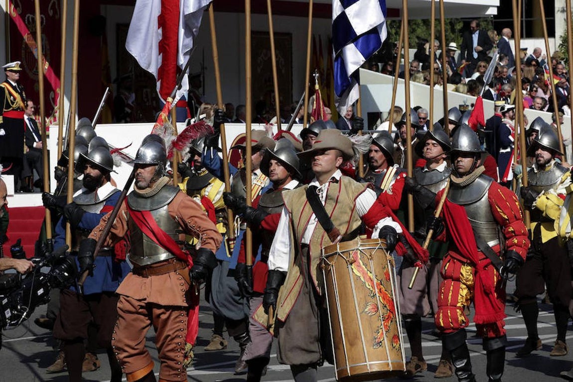 Unidad que representa el llamado Camino Español, corredor de mil km abierto por Los Tercios entre Milán y los Países Bajos, durante el desfile del Día de la Fiesta Nacional (EFE). 