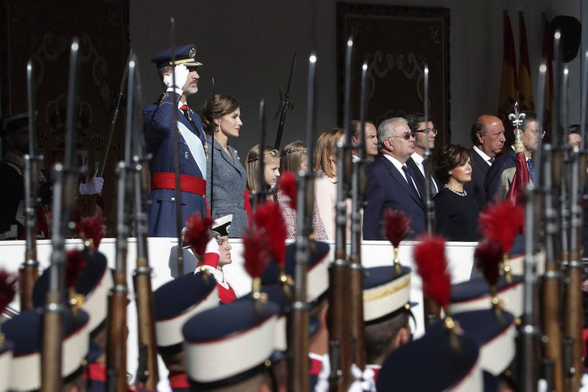 Los Reyes junto a sus hijas, presiden el desfile del Día de la Fiesta Nacional al que asiste el Gobierno en pleno y la mayoría de líderes políticos (EFE). 