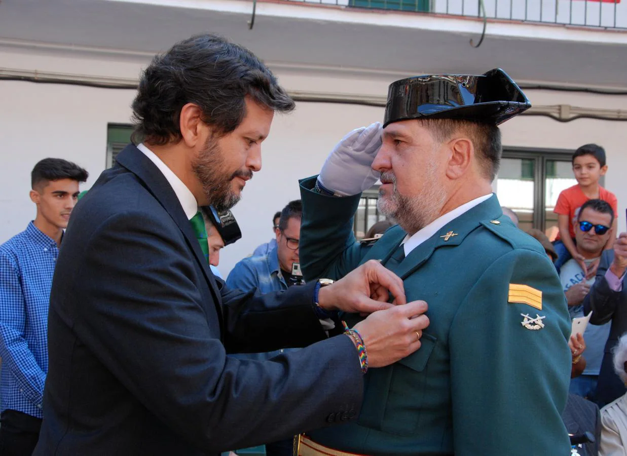 El subdelegado del Gobierno, Fernando Sanz, condecora a un guardia civil. 