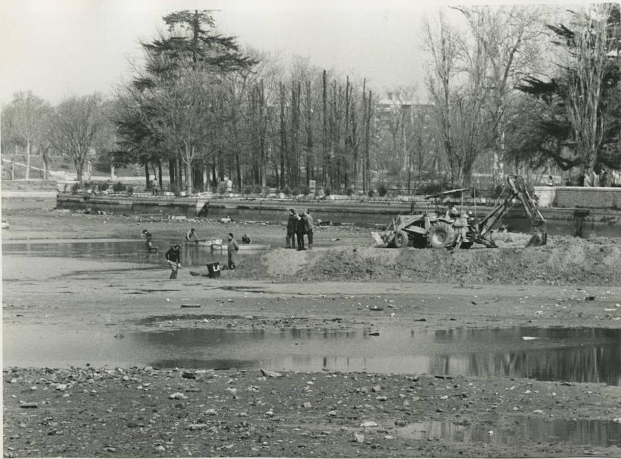 1. El 11 de febrero de hace 35 años, el Ayuntamiento de Madrid iniciaba un ambicioso plan –con Tierno Galván como alcalde– para renovar el vaso del lago de la Casa de Campo.