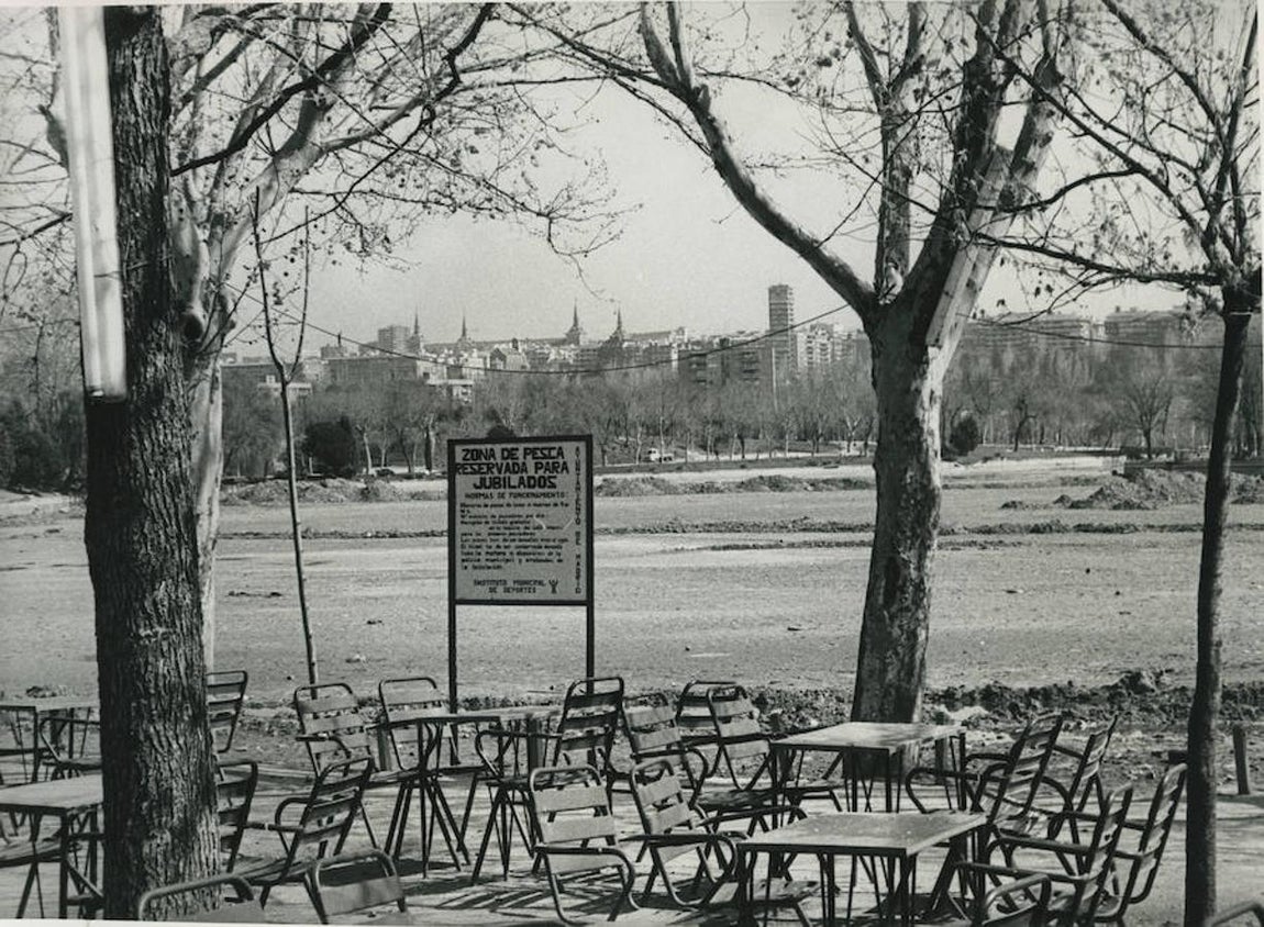 11. Antiguo cartel de la zona de pesca reservarda a jubilados
