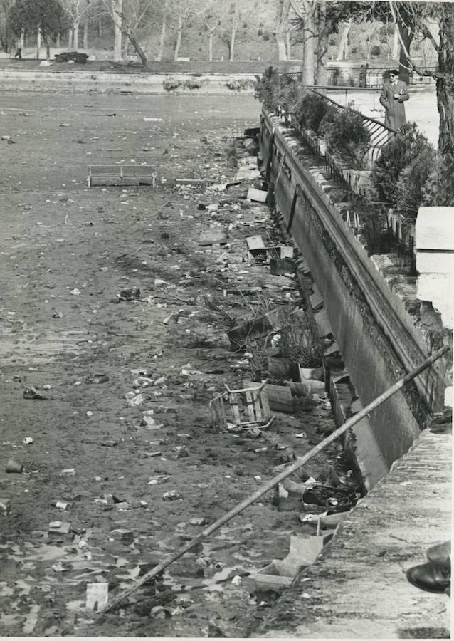 4. El vaciado del lago se convirtió en toda una atracción para los madrileños