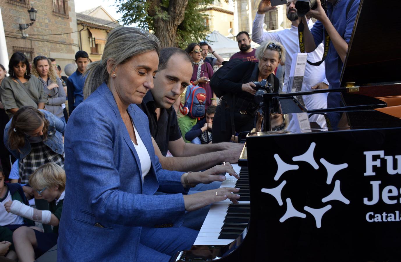 La alcaldesa, Milagros Tolón, también se animó a tocar. 