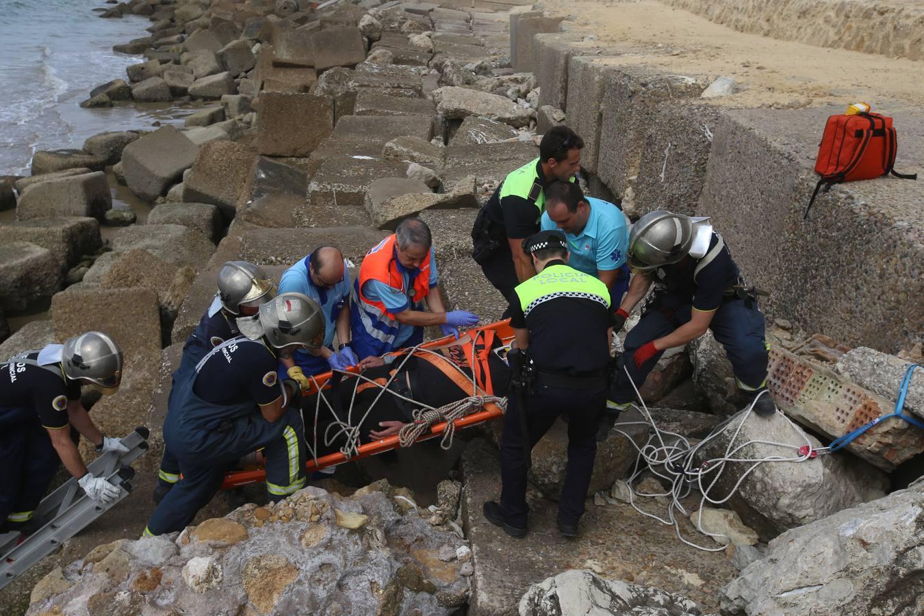 Espectacular rescate en las murallas de San Roque de Cádiz