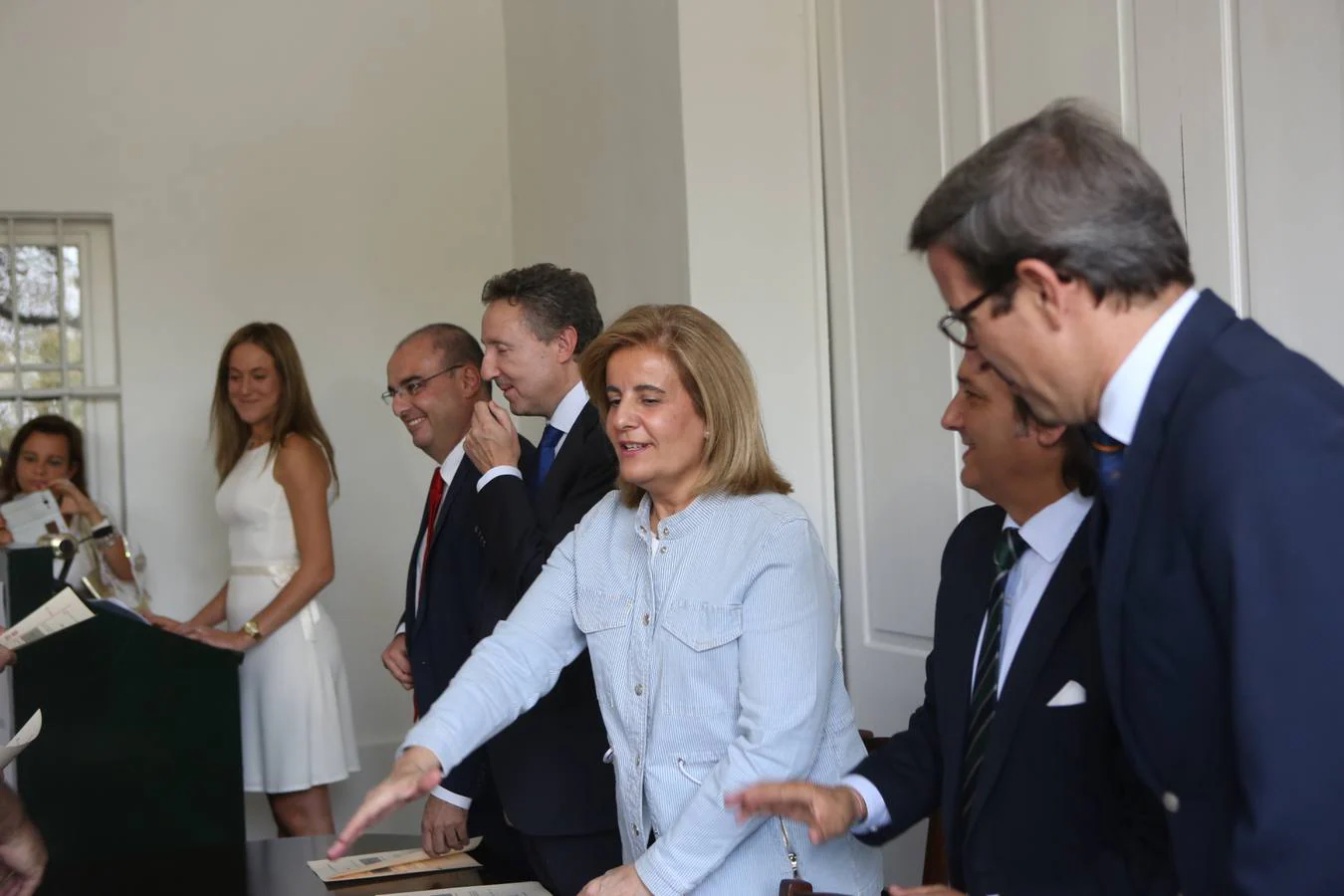 La ministra Fátima Bárez entrega los diplomas a los trabajadores de Universo Santi