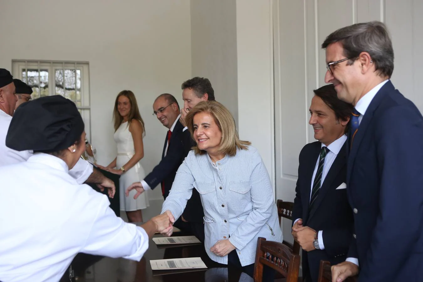 La ministra Fátima Bárez entrega los diplomas a los trabajadores de Universo Santi
