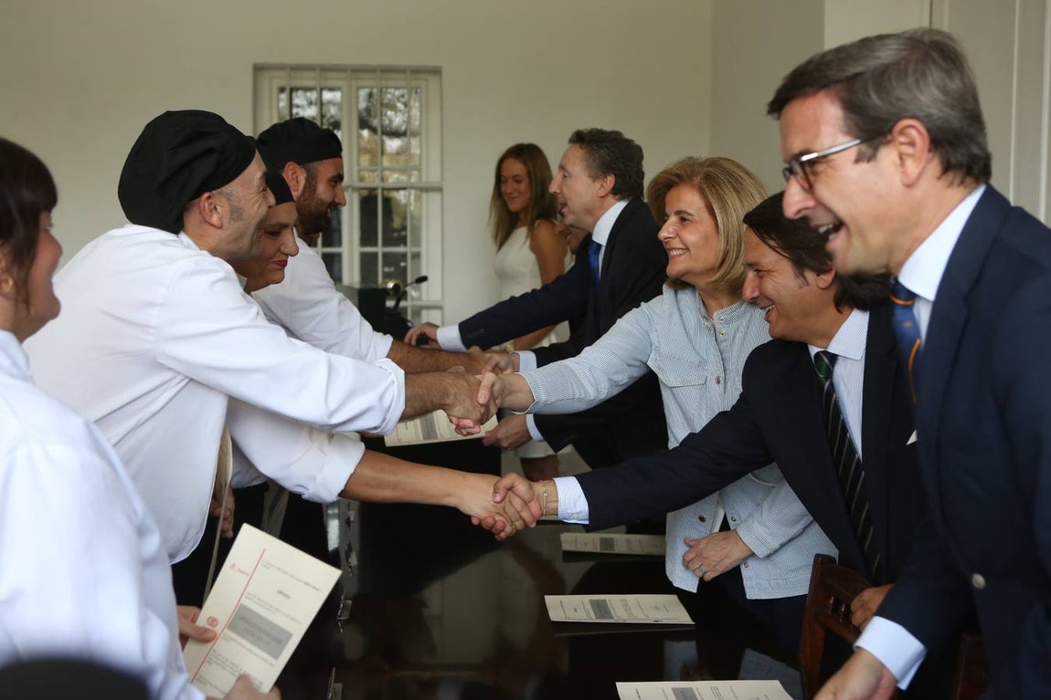 La ministra Fátima Bárez entrega los diplomas a los trabajadores de Universo Santi