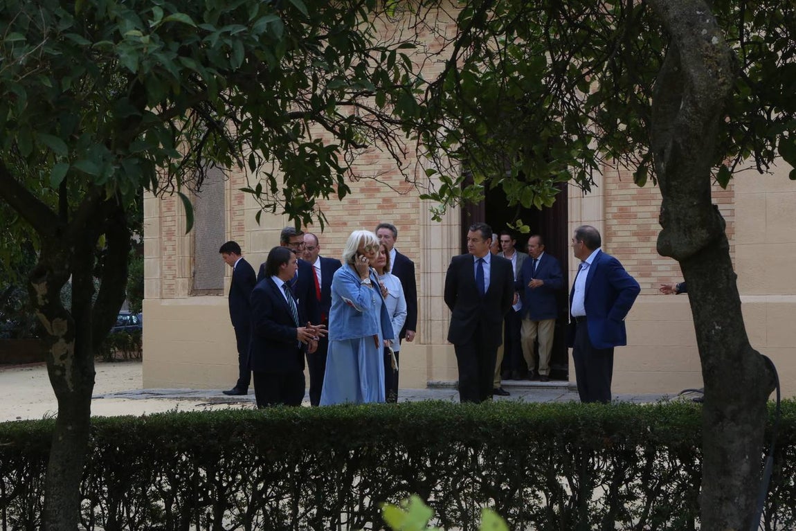 La ministra Fátima Bárez entrega los diplomas a los trabajadores de Universo Santi