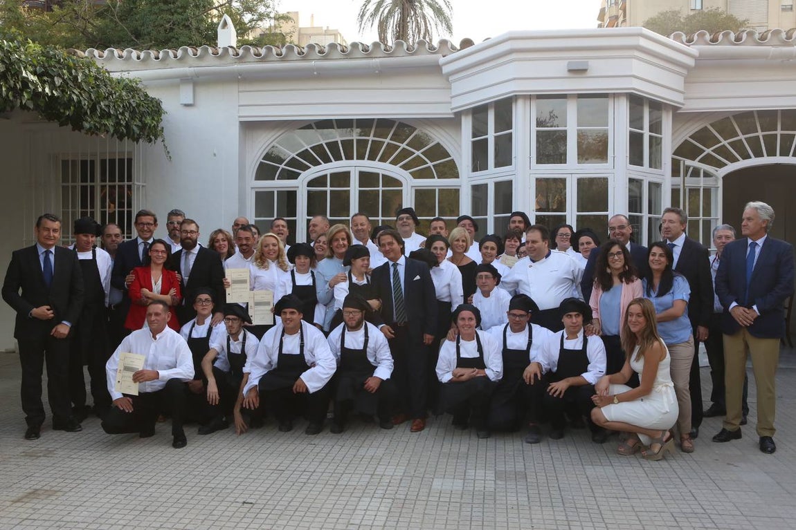 La ministra Fátima Bárez entrega los diplomas a los trabajadores de Universo Santi