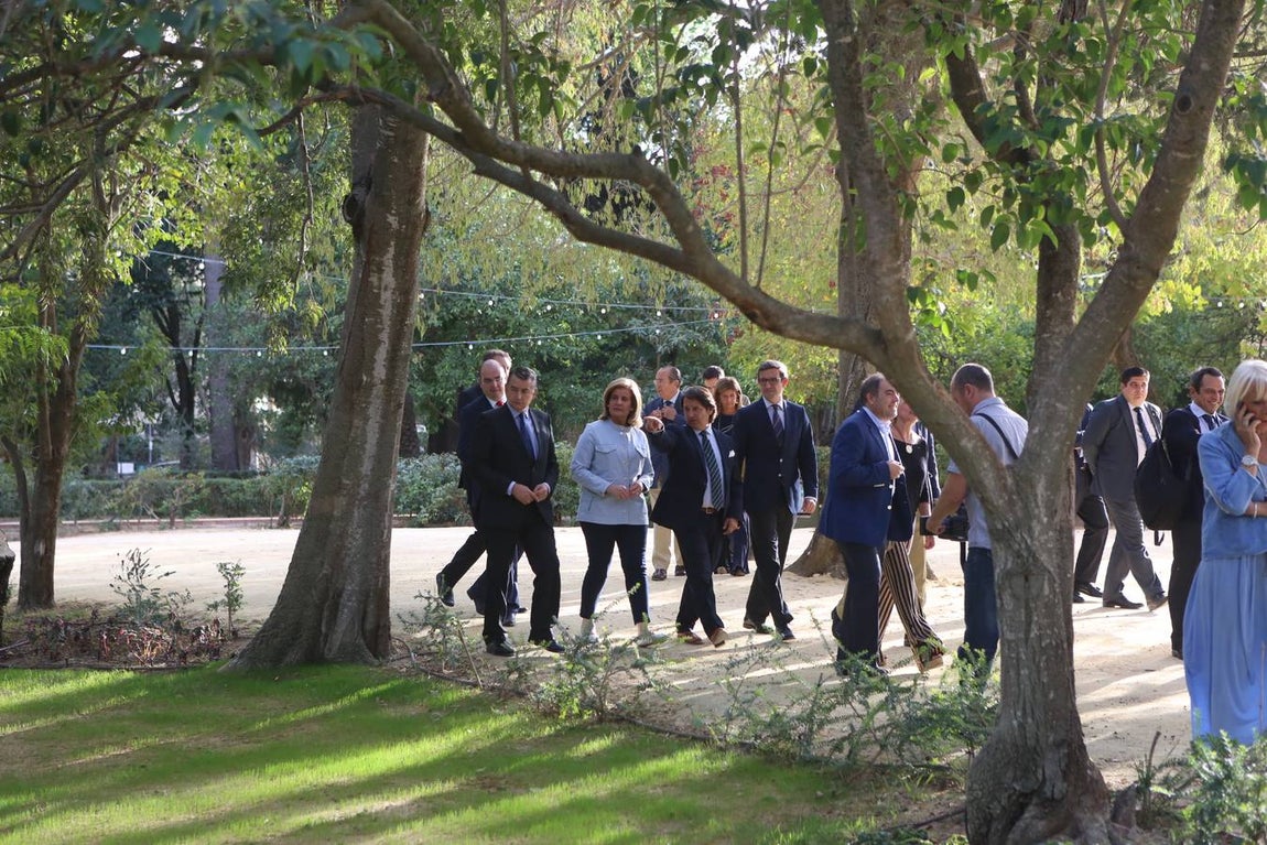 La ministra Fátima Bárez entrega los diplomas a los trabajadores de Universo Santi