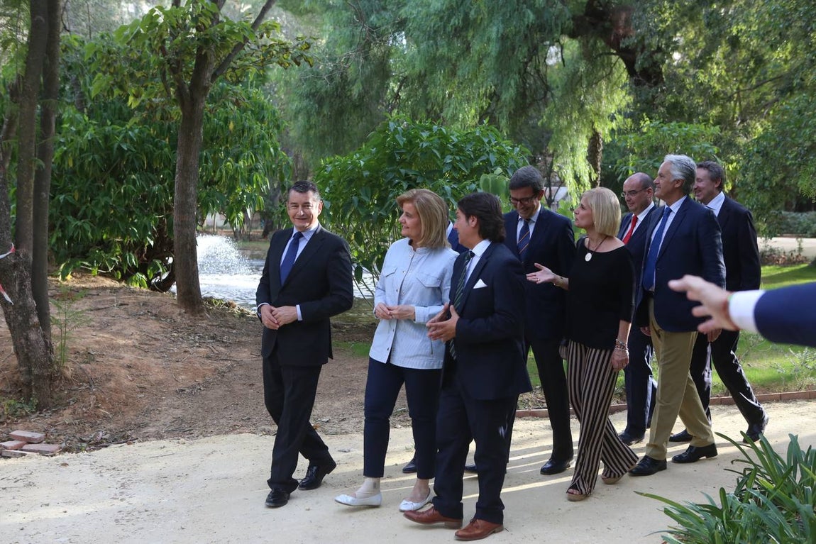 La ministra Fátima Bárez entrega los diplomas a los trabajadores de Universo Santi