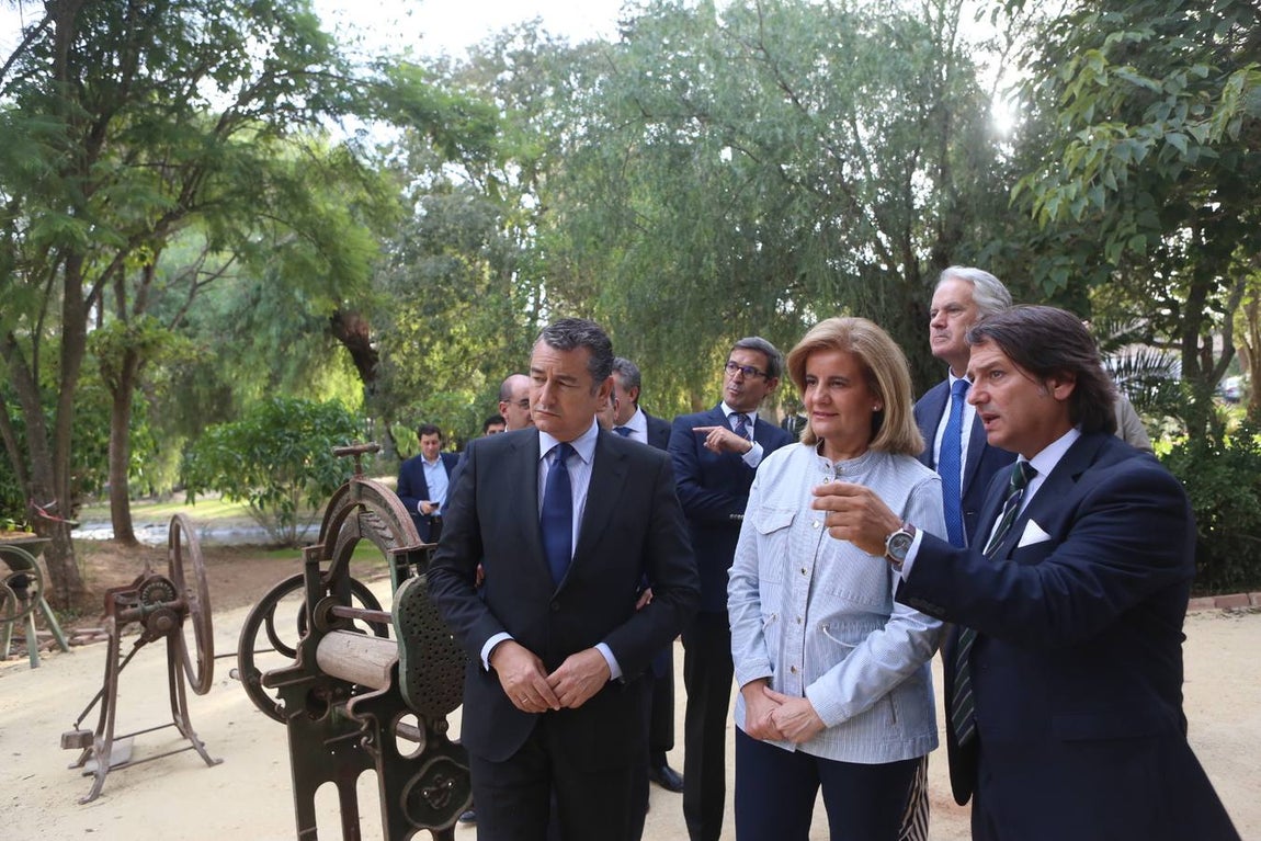 La ministra Fátima Bárez entrega los diplomas a los trabajadores de Universo Santi