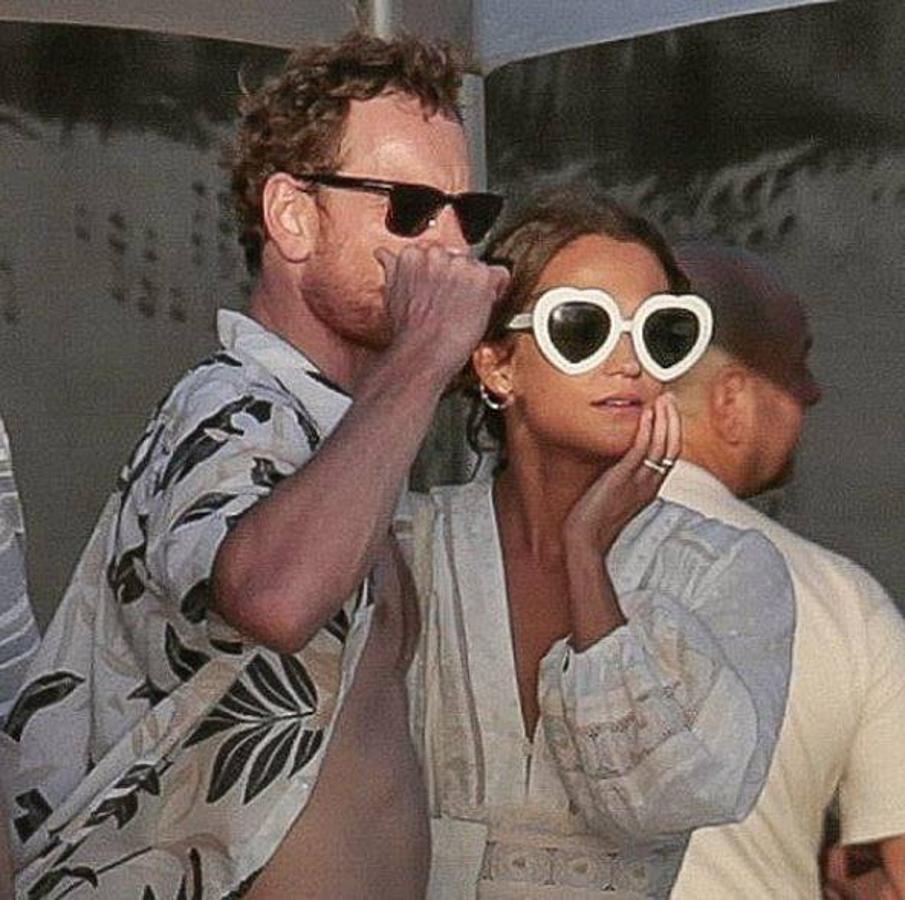 «Michael y Alicia están haciendo todo lo posible para mantener en secreto los detalles del enlace. No se sabe a ciencia cierta, pero podría ser Fassbender quien afronte todos los gastos, que incluirá la reserva de un complejo hotelero de 5 estrellas. Los asistentes ya han sido informados de que deben llegar a la isla en una fecha determinada, y que serán recogidos por un vehículo que les llevará a su destino», desveló la fuente cercana a la pareja. 