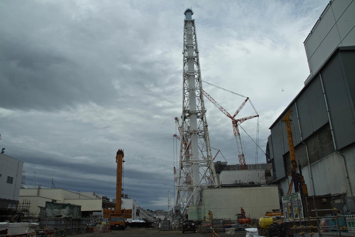 La siniestrada planta de Fukushima 1 es un fantasmagórico escenario plagado de grúas, chimeneas, andamios y operarios con trajes especiales. 