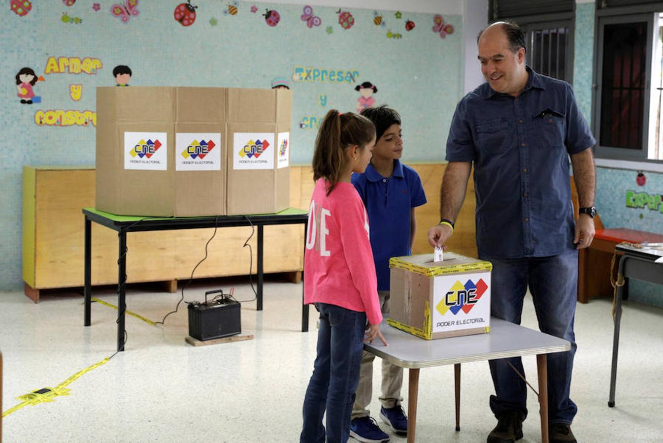 Julio Borges acudió pronto a votar en los comicios regionales de Venezuela. Reuters
