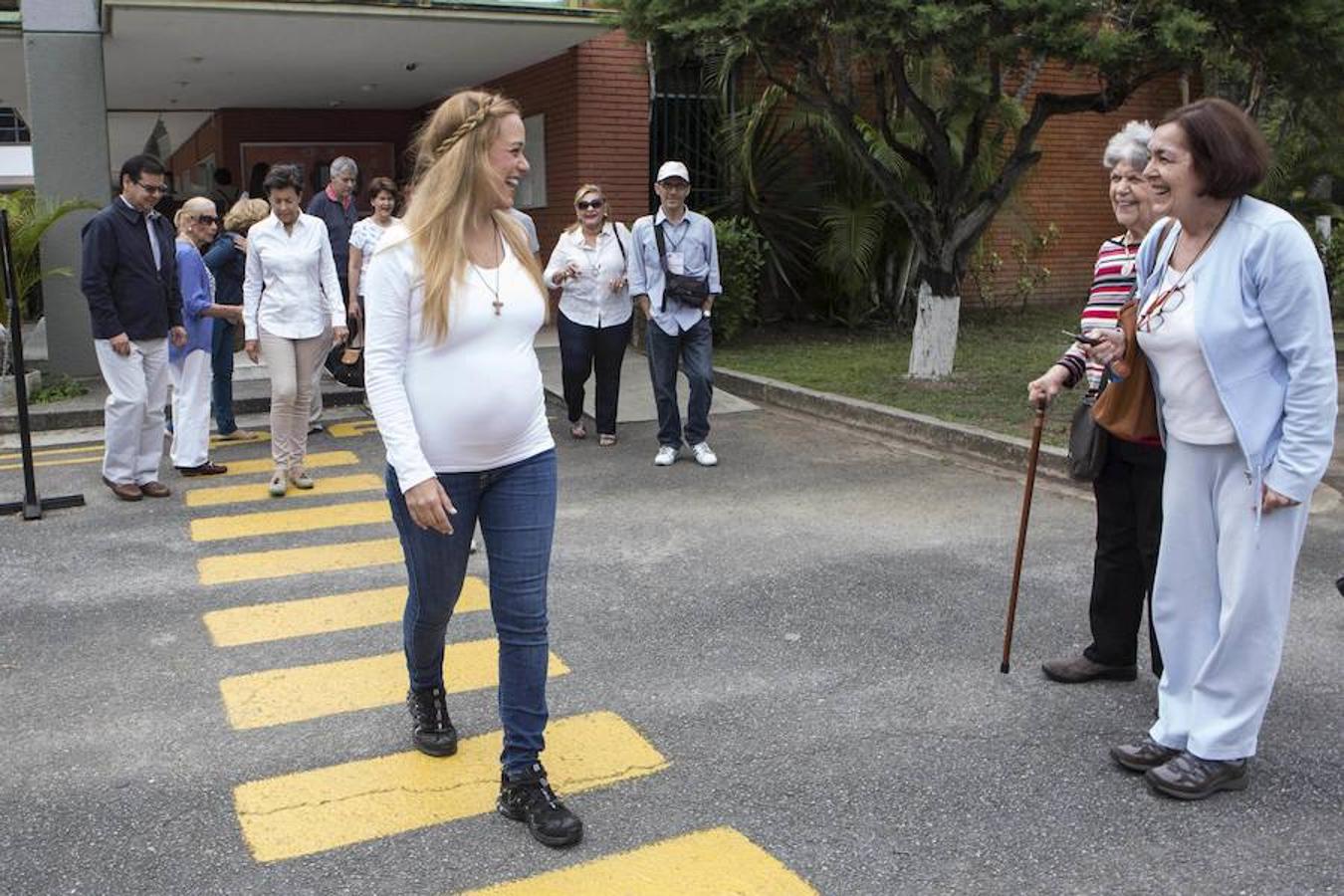 Lilian Tintori, esposa del líder opositor venezolano privado de libertad Leopoldo López, acude a ejercer su derecho al voto a un centro de votación. Efe