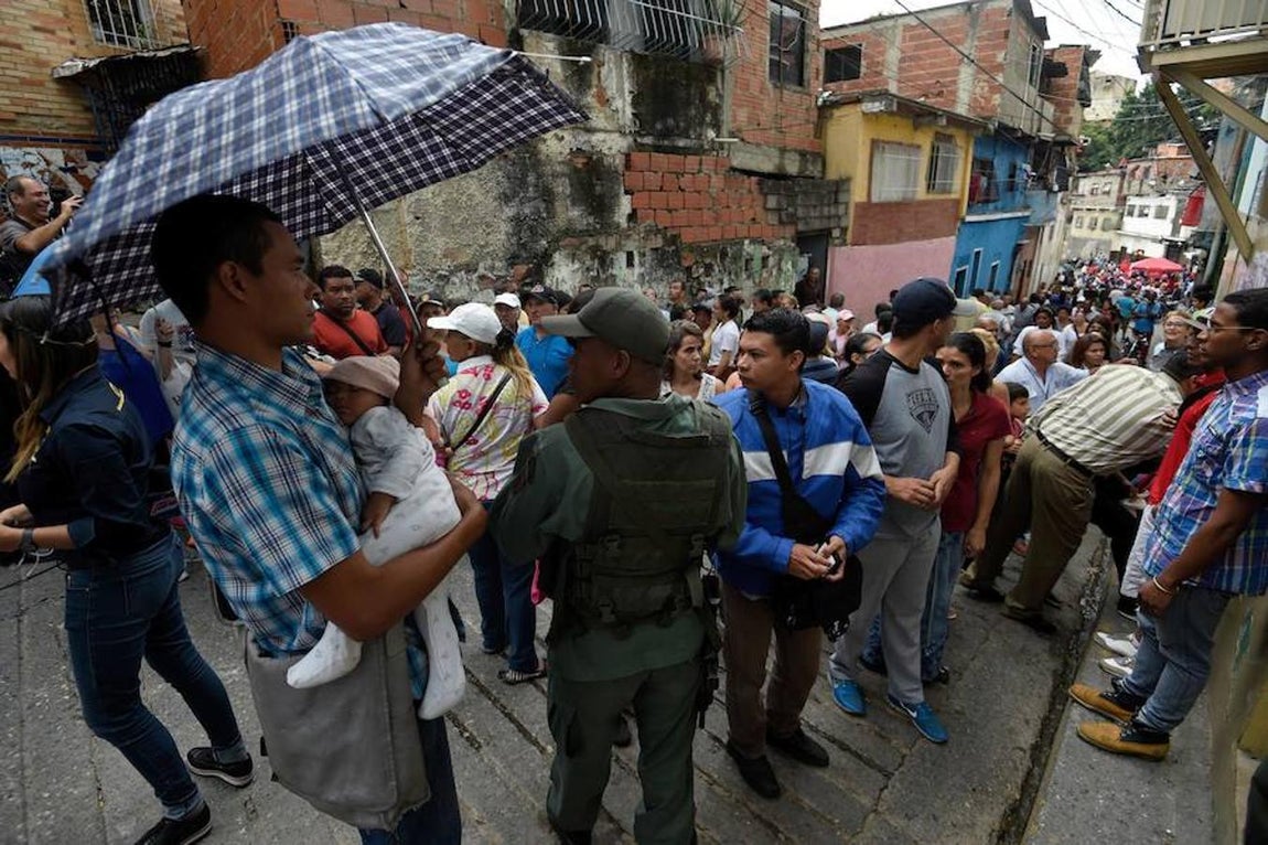 A lo largo del día se han producido numerosas colas para votar en los comicios regionales. AFP