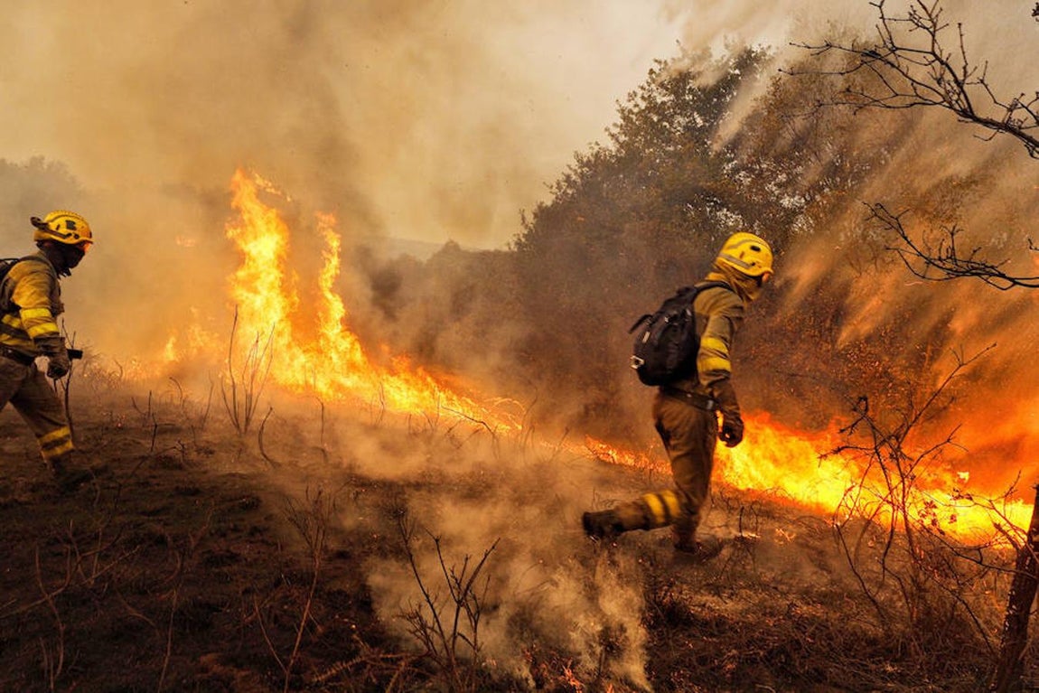 Más de 80 incendios cercan Galicia y fuerzan el desalojo de poblaciones. 