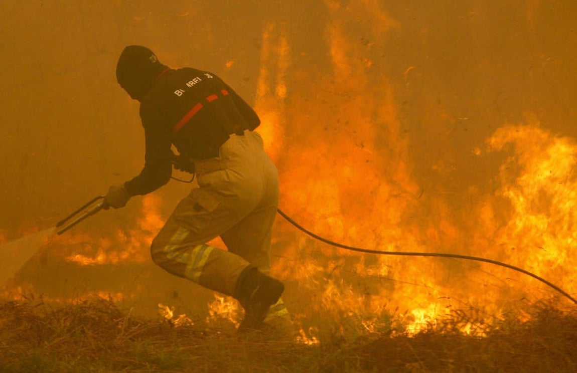 Más de 80 incendios cercan Galicia y fuerzan el desalojo de poblaciones. 