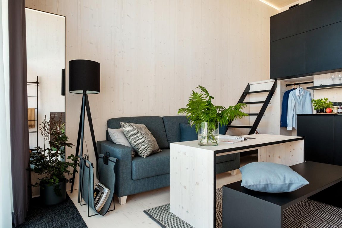 Salón. Su estructura mide treinta metros cuadrados que se distribuyen en dos plantas comunicadas entre sí por una escalera