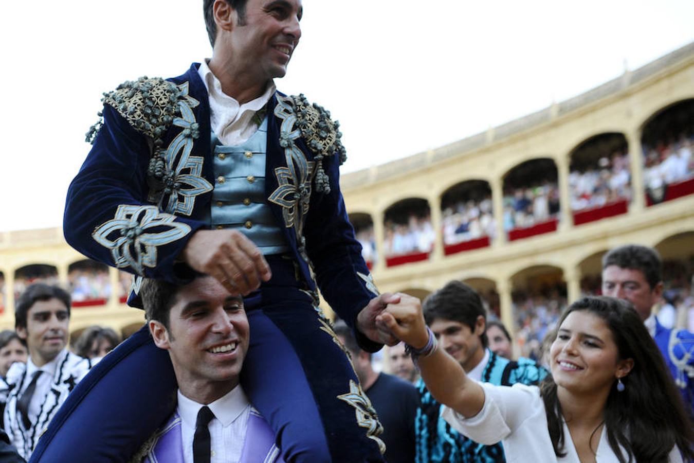 Según cercanos a la joven, nada indica que vaya a dejar Madrid ni su vida junto a su madre, en un piso comunicado con el palacio de Liria, donde cuenta también con el apoyo de su tío Carlos, el duque de Alba, y sobre todo con el de su tío Fernando, con quien tanto ella como su madre se llevan de maravilla. 