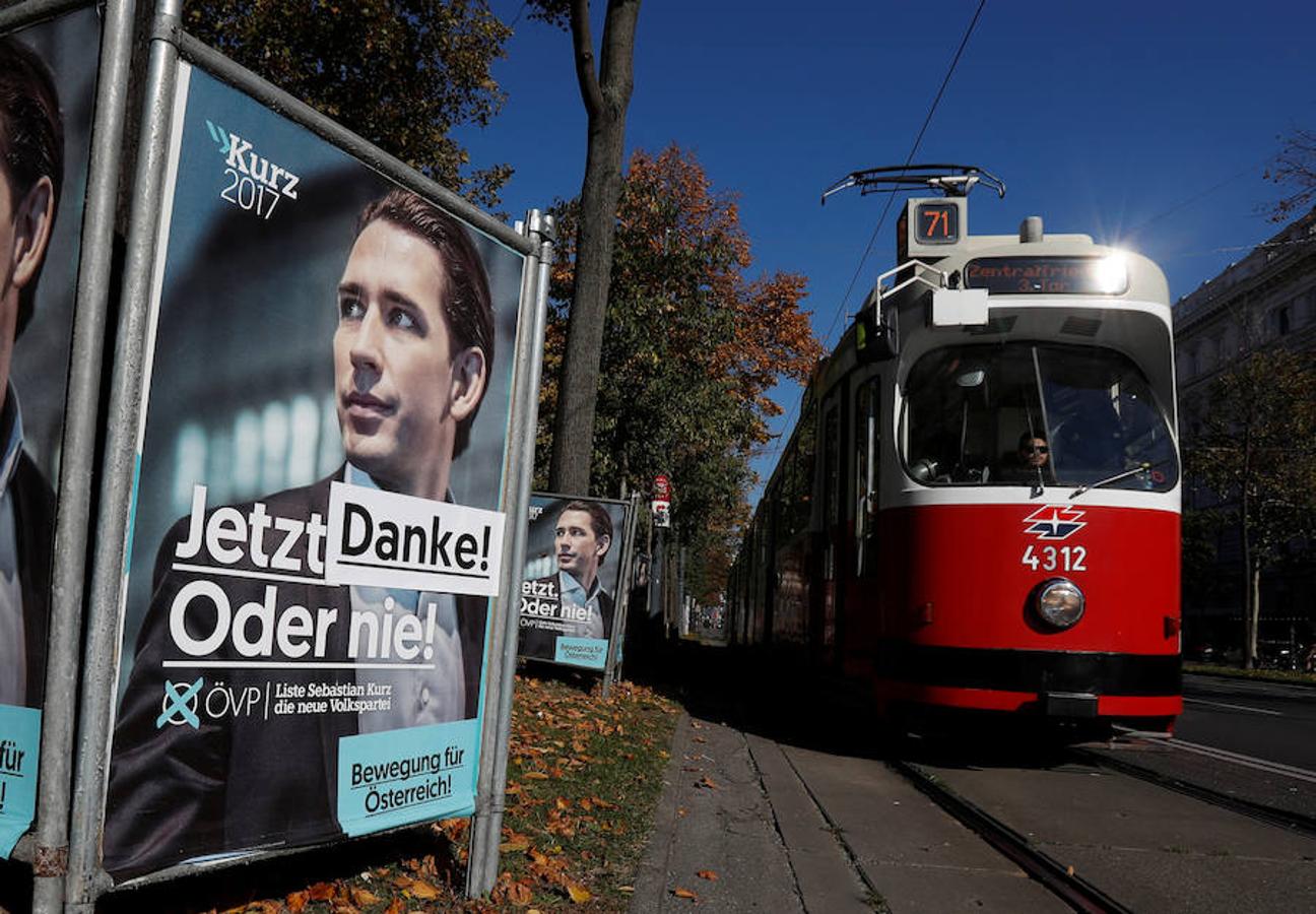 Una calcomanía que dice «¡Gracias!» se ve en un cartel de la campaña electoral de Sebastian Kurz. 