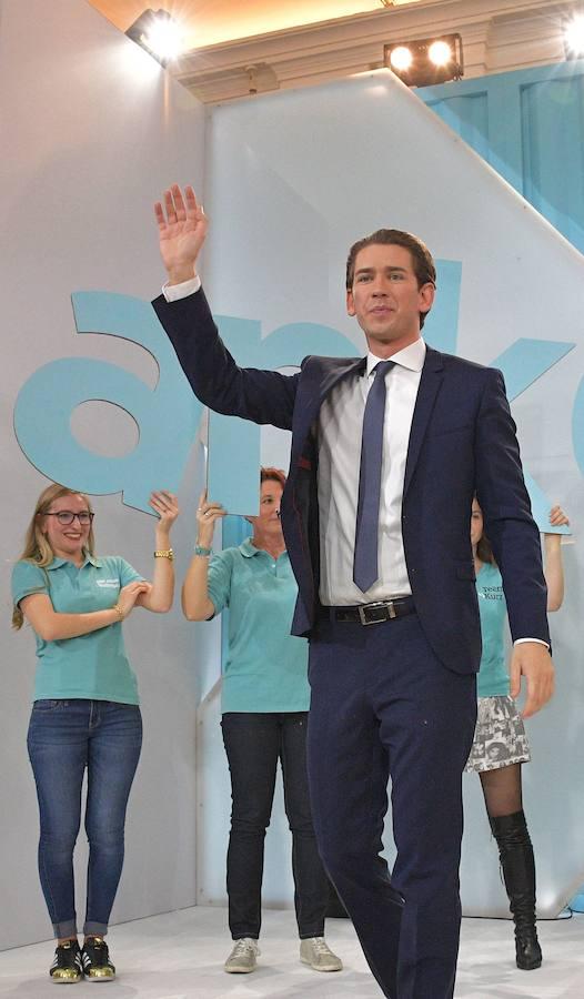 El Ministro de Asuntos Exteriores de Austria y líder del Partido Popular de centro-derecha de Austria (OeVP) Sebastian Kurz saluda a sus seguidores durante el evento electoral del partido. 