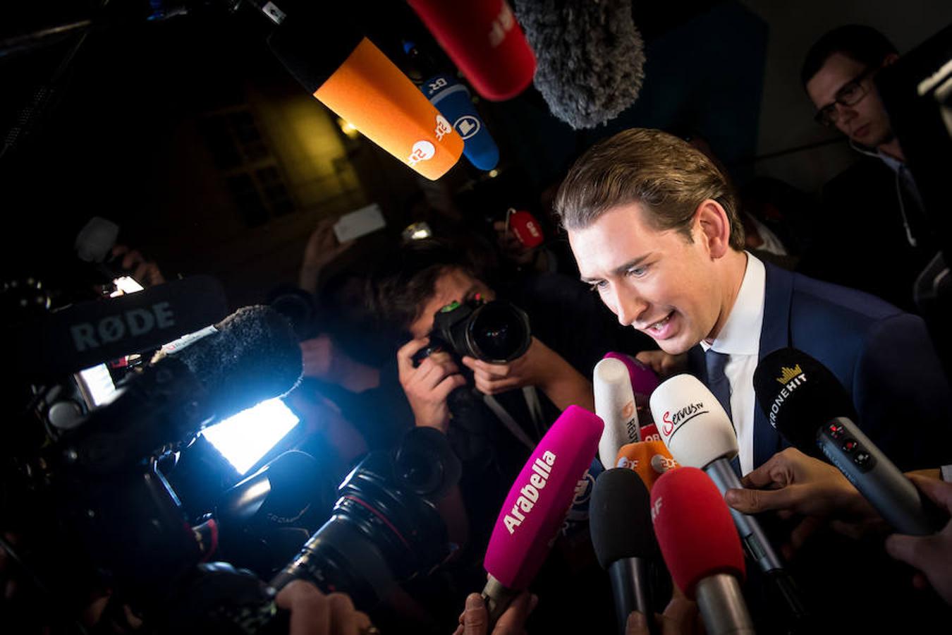 Sebastian Kurz está rodeado de medios de comunicación mientras llega al Palacio de Hofburg para un debate televisivo después de las elecciones generales. 