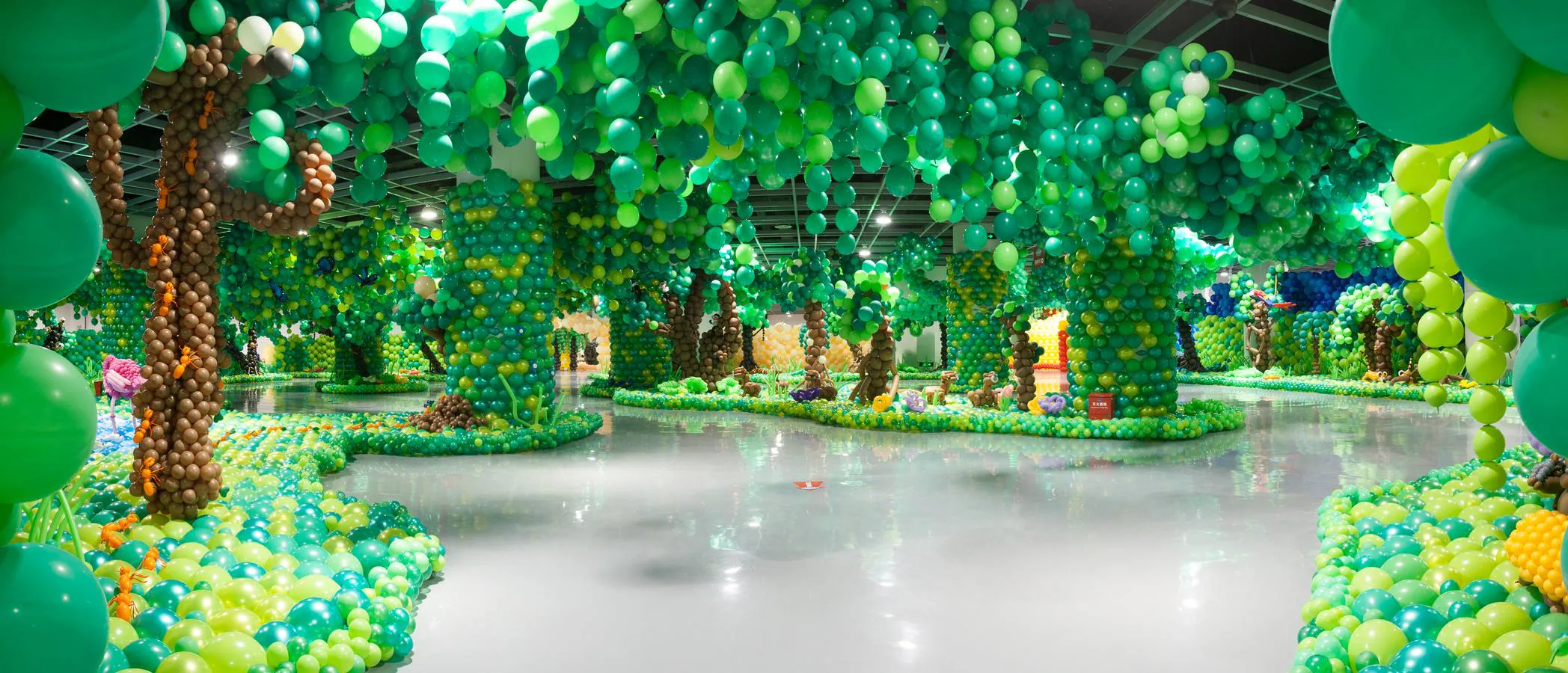 Las imágenes del zoológico hecho de globos que ha batido el Guinness