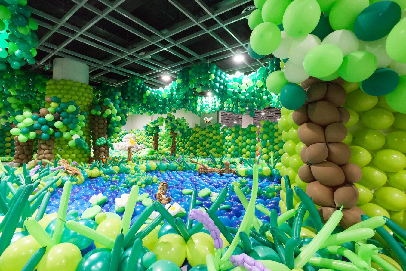 Las imágenes del zoológico hecho de globos que ha batido el Guinness