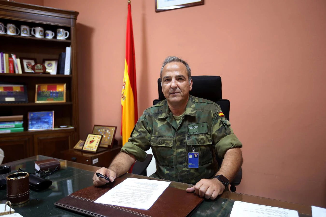 El comandante Casado, jefe del EVA 11, en su despacho. 