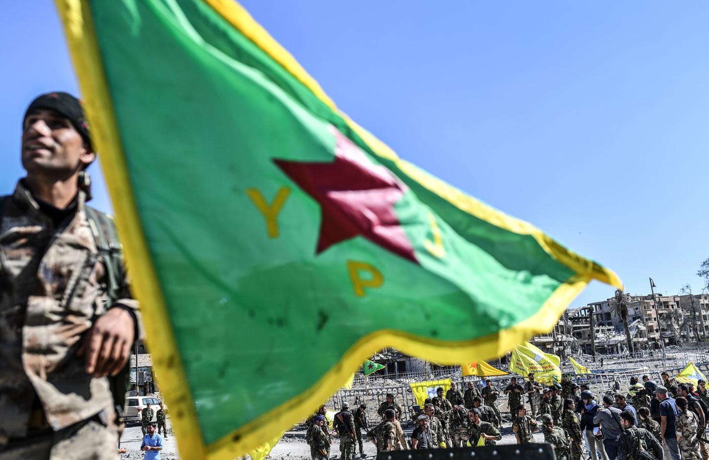 Una bandera de las Fuerzas Democráticas Sirias ondeando en Raqqa. 