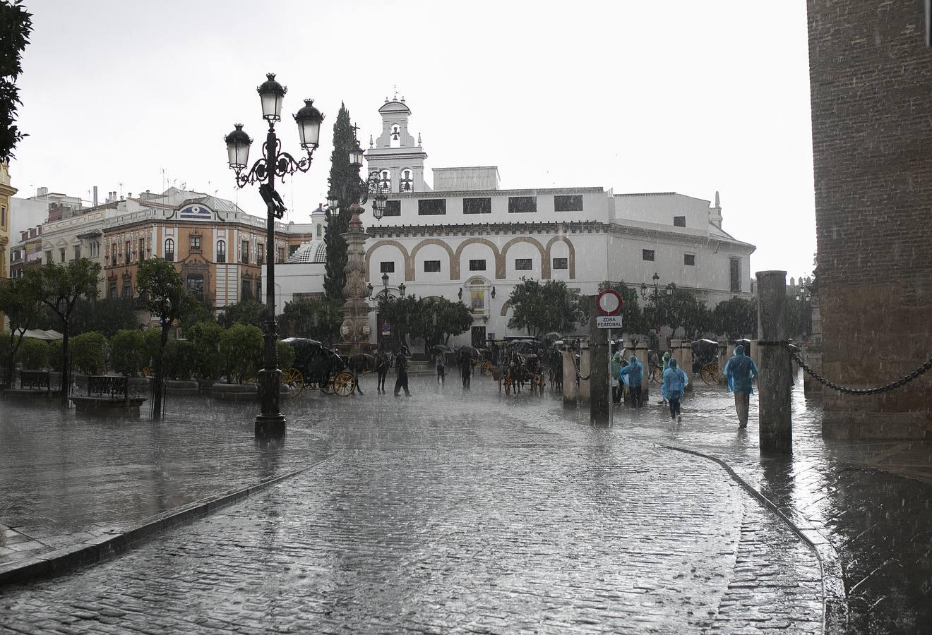 La lluvia inaugura el otoño en Sevilla