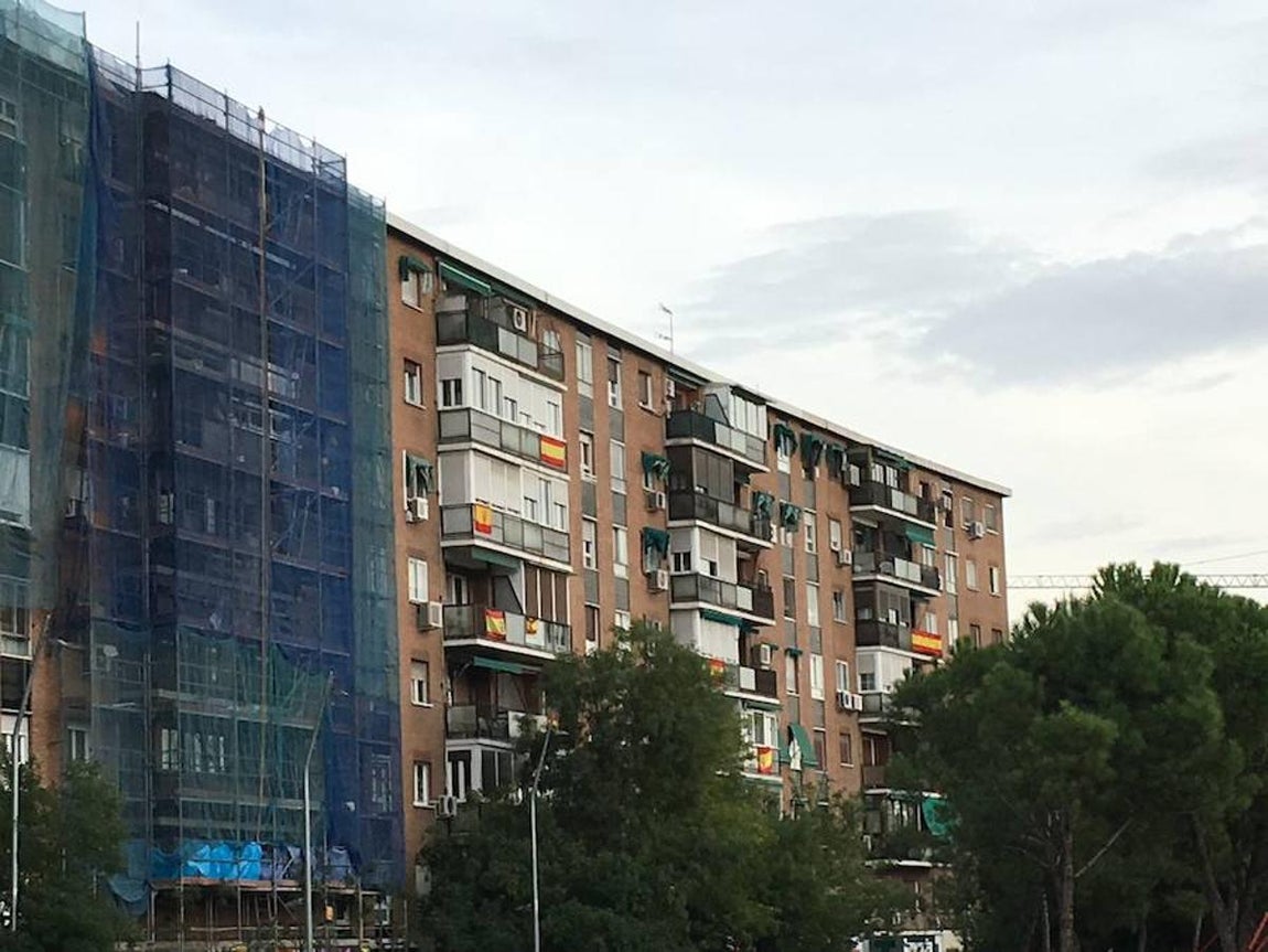 La zona de Madrid Río también luce banderas en los balcones. 