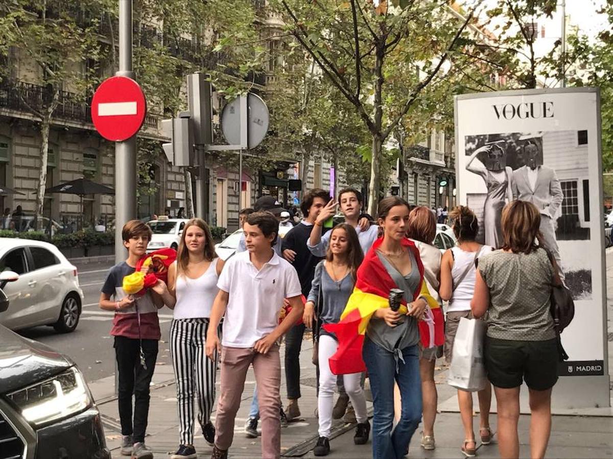 Jóvenes con la bandera de España por Madrid. 