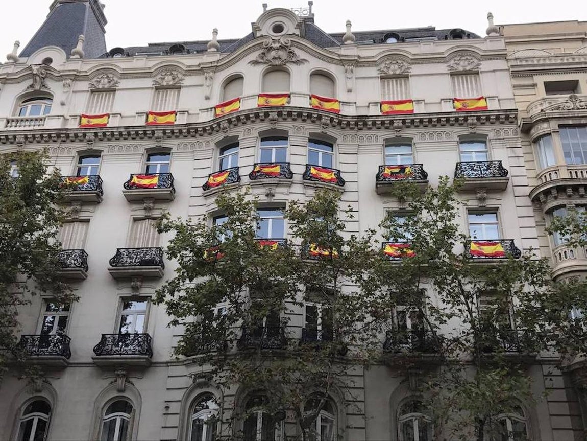 Muchas banderas en la calle Serrano. 