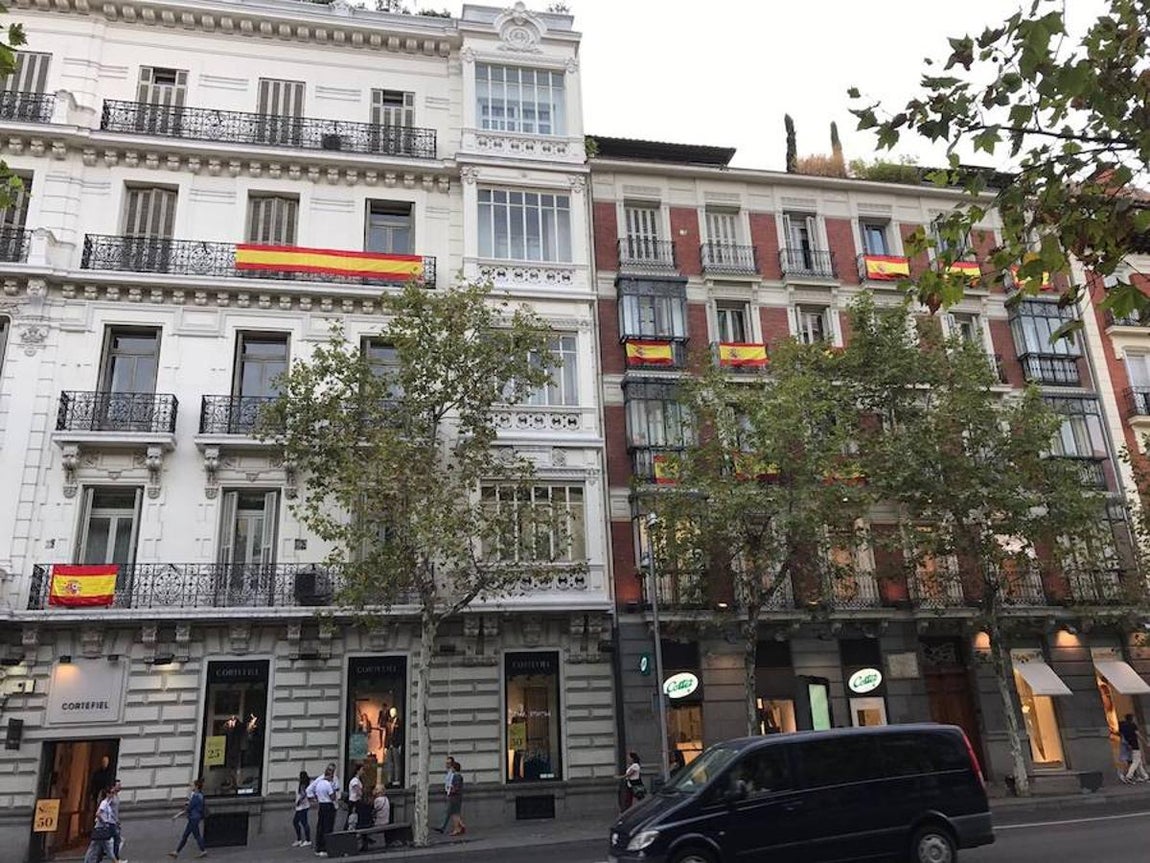 Muchas banderas en la calle Serrano. 