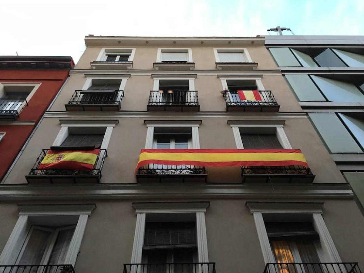 Banderas españolas por el centro de Madrid. 