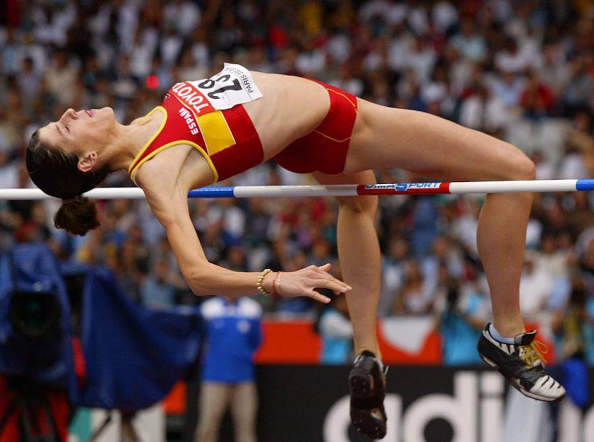 Beitia compitiendo en las calificaciones de salto de altura femenino en el Campeonato Mundial de Atletismo, en el Stade de France en Saint Denis, al norte de París, en agosto de 2003. 