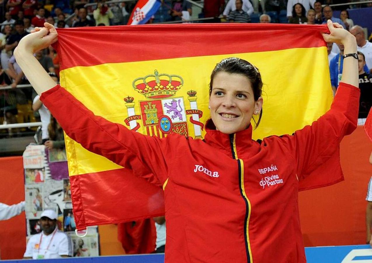 Ruth Beitia sonríe después de ganar la medalla de plata en la final femenina de salto de altura en los Mundiales en pista cubierta de Doha celebrados en el Aspire Dome de Doha, Qatar (marzo de 2010). 