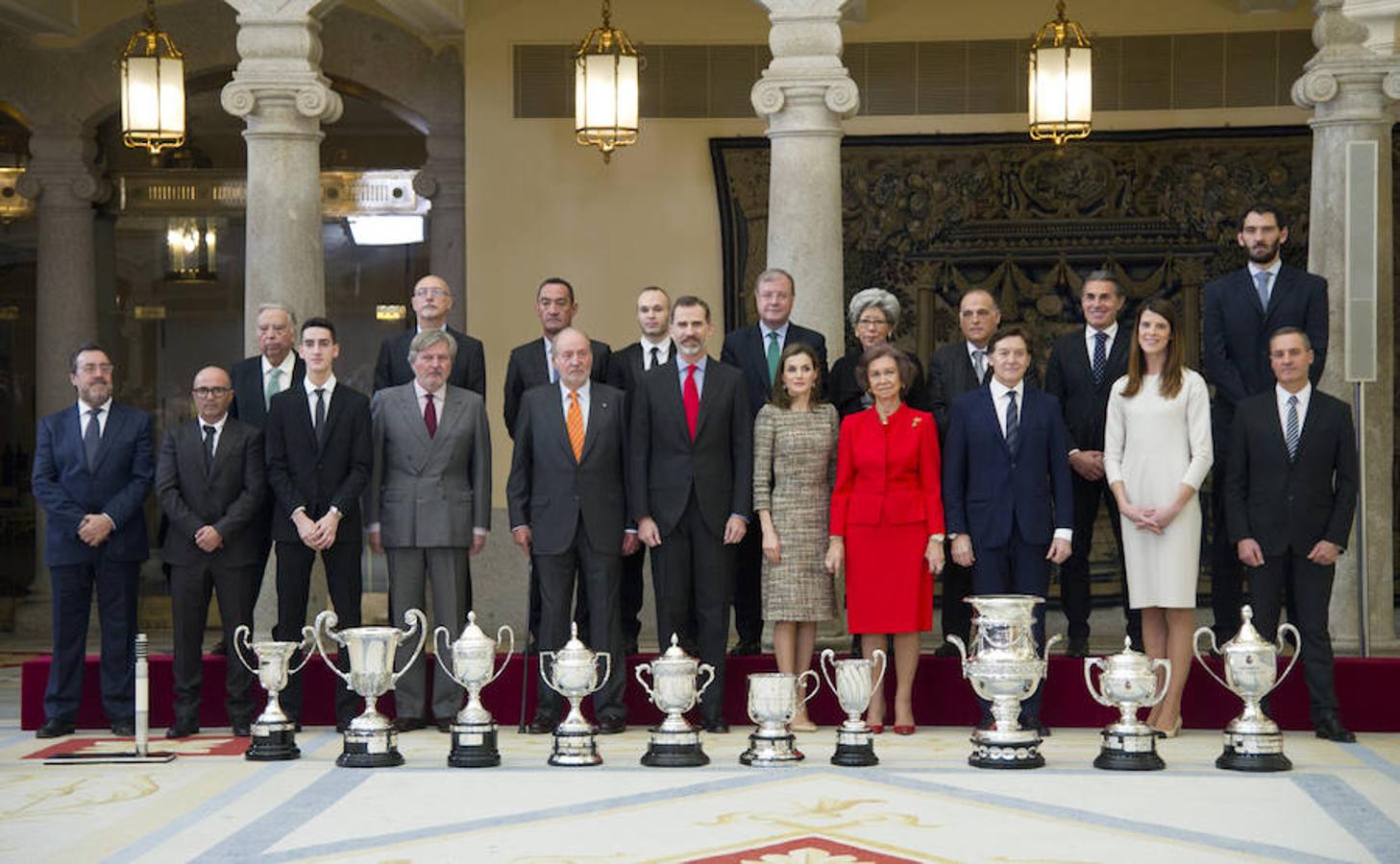 En Palacio de El Pardo, los Reyes de España, Don Felipe y Doña Letizia, y los Reyes Don Juan Carlos y Doña Sofía, entregaron los Premios Nacionales del Deporte. (enero 2017). 