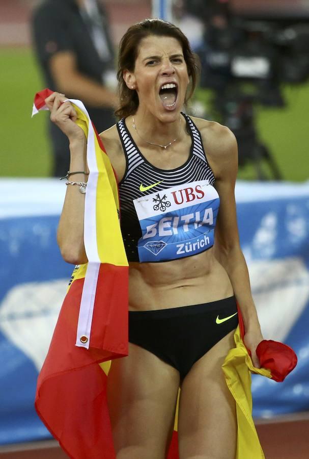 En el Estadio Letzigrund de Zurich, Suiza, Ruth Beitia de España gana a las mujeres de salto de altura (septiembre, 2016). 