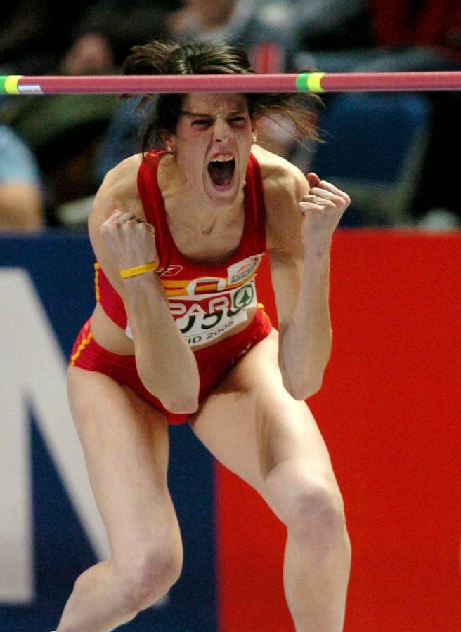 Beitia muestra su alegria tras superar los 1.99 en la final de la prueba de salto de altura de los Campeonatos de Europa de Atletismo en pista cubierta que se celebraron en el Palacio de los Deportes de la Comunidad de Madrid (marzo 2005). 